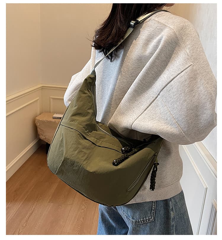 ナイロンバッグ ショルダー ふんわり軽量 月形ショルダーバッグ