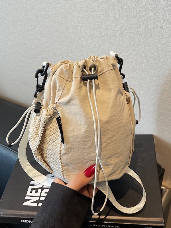 ナイロンバッグ 巾着 実用的な巾着型ショルダーバッグ