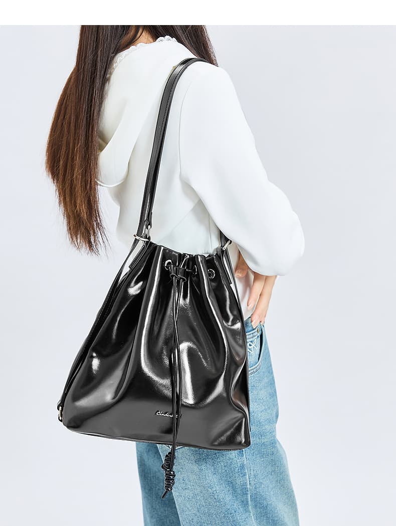 ナイロンバッグ 巾着 上品な光沢感 巾着型ショルダーバッグ